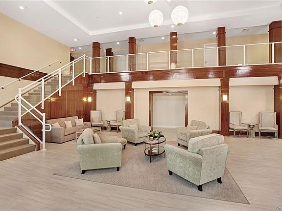 2nd image of 10 Byron Pl Unit 416