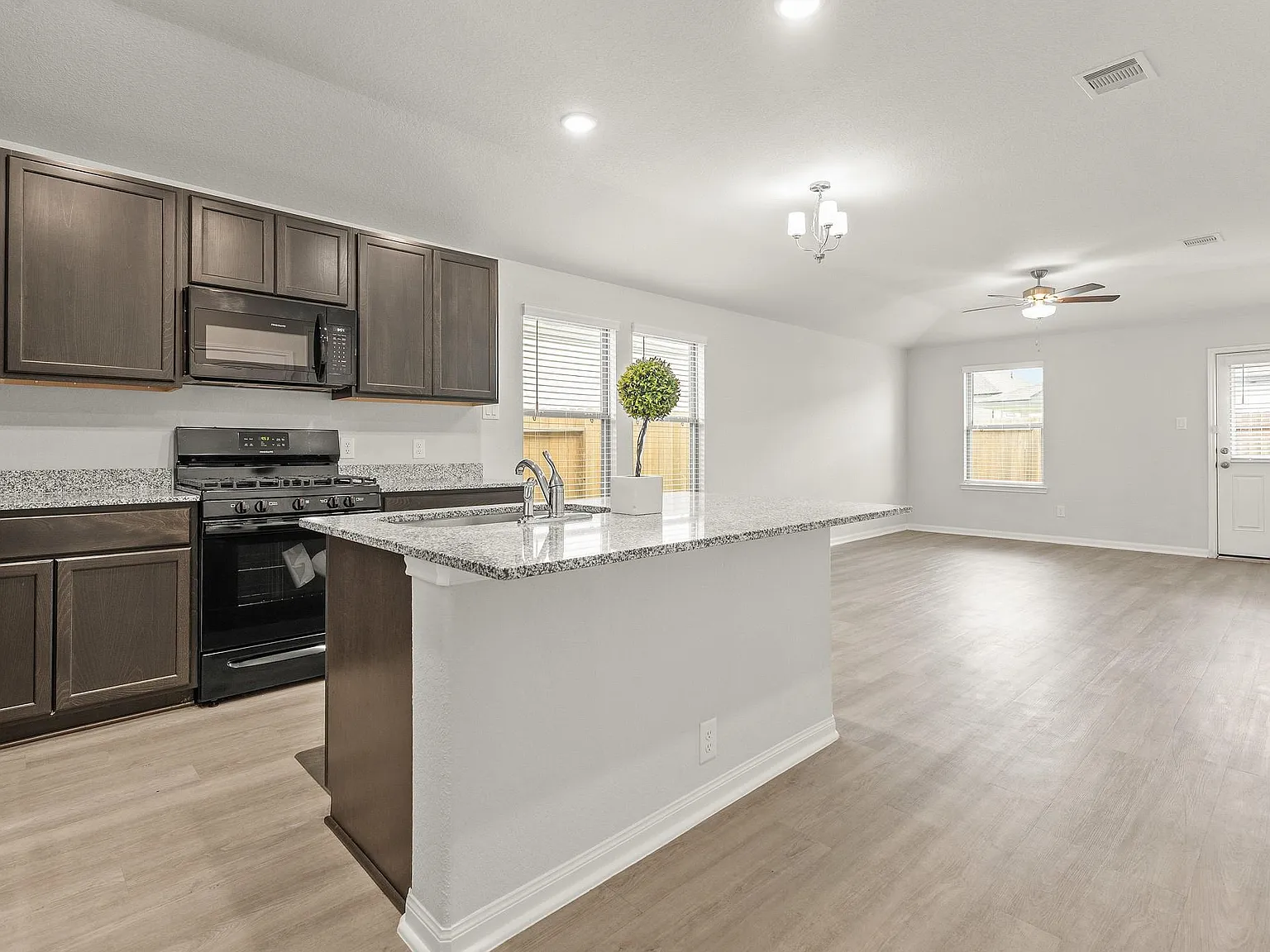 4 bed, 2.0 bath, 1513 sqft, $2,200 — Photo 4