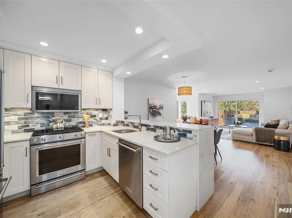 317 Hancock Ct, Edgewater, NJ 07020