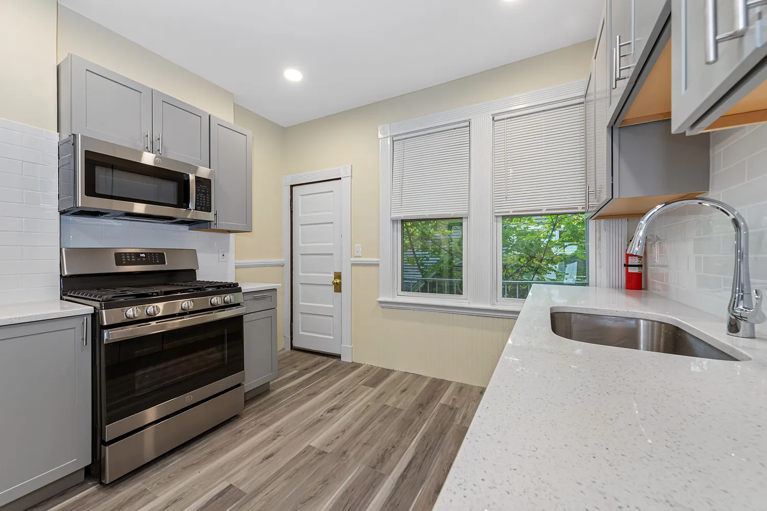 3 bed, 980 sqft, $3,295 — Photo 4