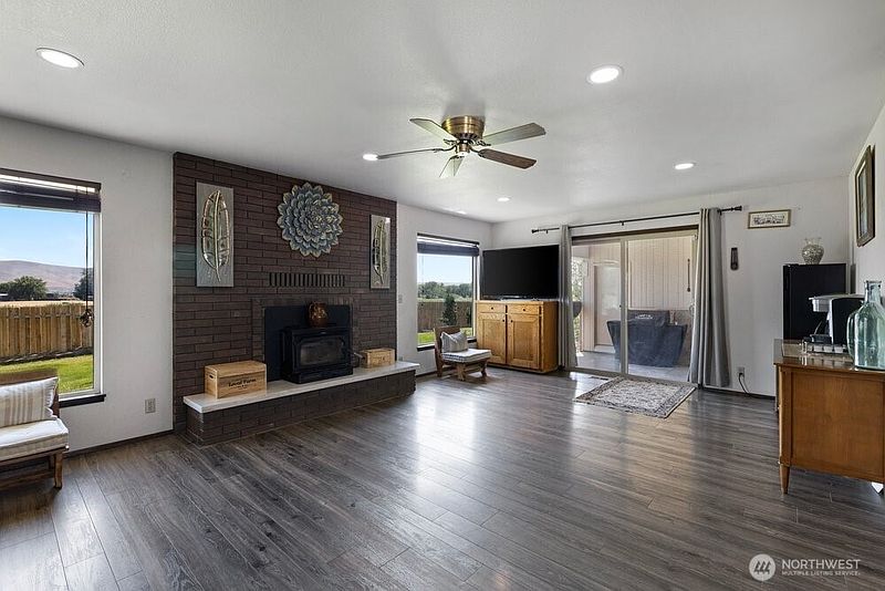 5th image of 7802 Hicks Road