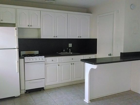 3rd image of 921 SW 4th St