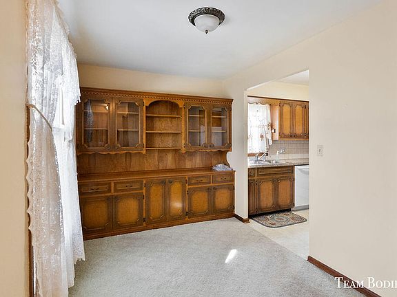 4th image of 919 Village Ln