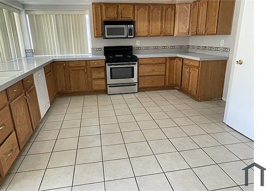 3rd image of 518 W Avenue J12