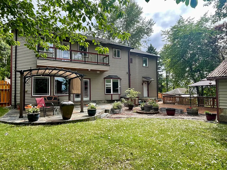Rest and relax in the spacious and quiet shared backyard