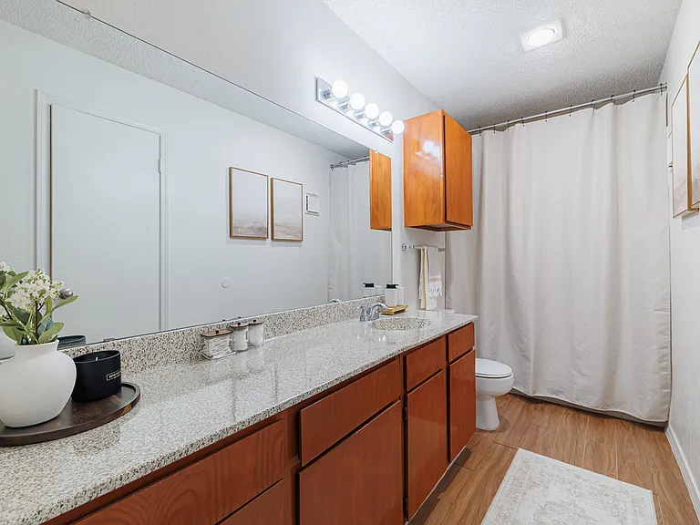 Model Unit Bathroom 01-01