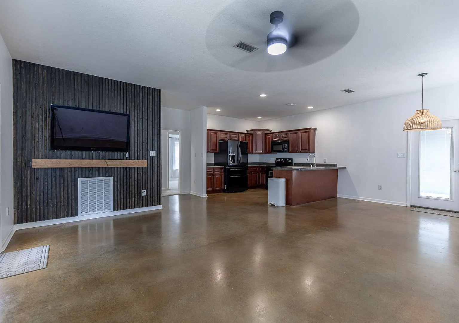 Beautiful 3BR/2BA Home with Fenced Yard in Hidden Lakes — Photo 3