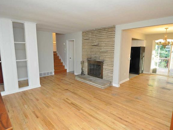 4th image of 689 Latham Ct