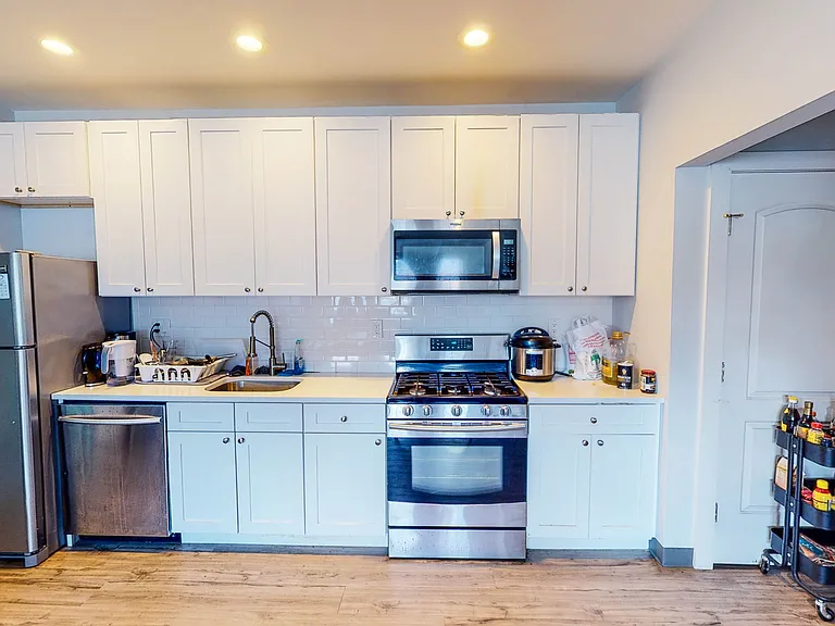 245 Whitney Ave #3A — Photo 4