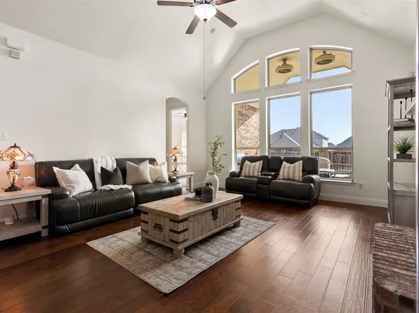 6116 Falls Lake Rd, Fort Worth, TX 76179