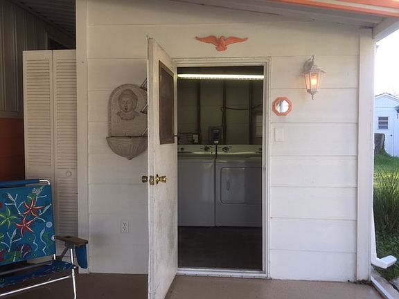 3rd image of 822 Perimeter Park Cir