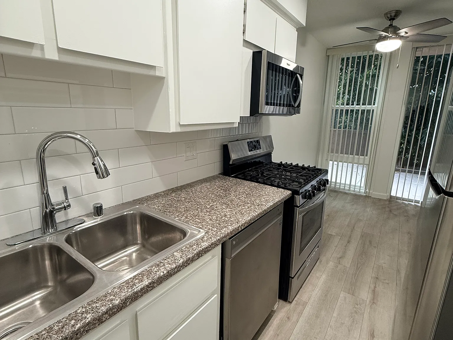 1617 N Poinsettia Place — Photo 4