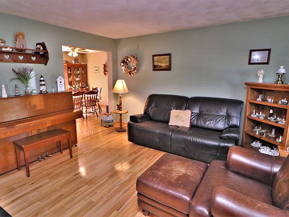 3rd image of 14 Woodloch Forest Dr