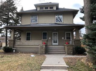 1916 1/2 Pershing Ave, Davenport, IA 52803