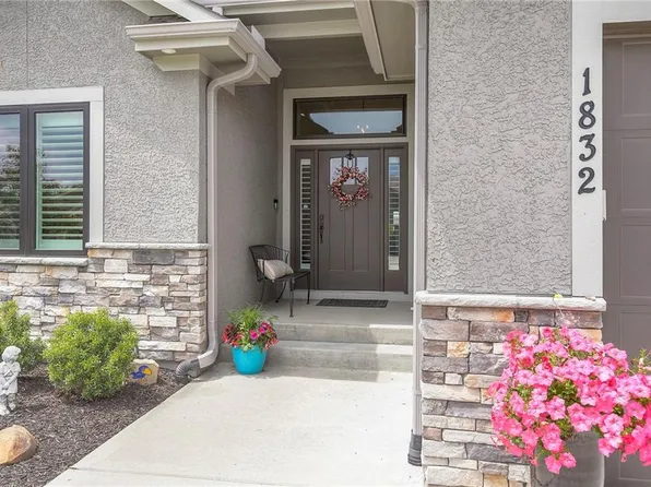 1832 NE Parkwood Dr, Lees Summit, MO 64064