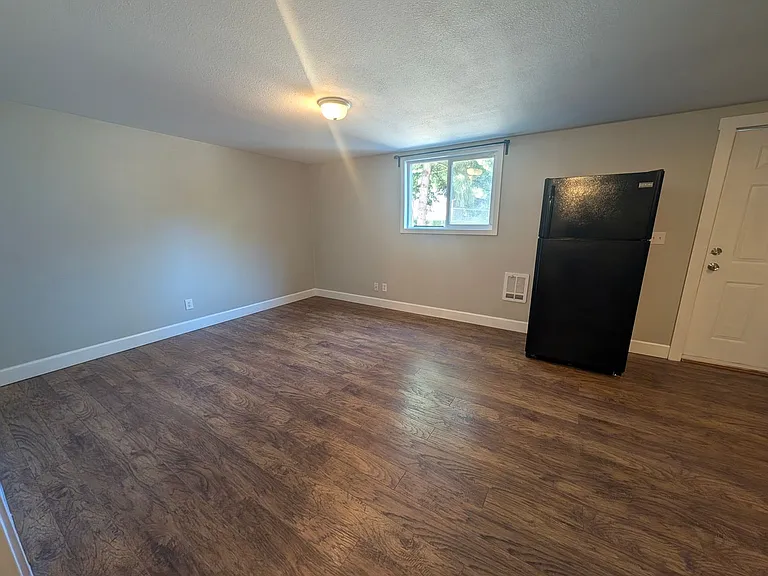 133 Marion Ave N — Photo 8