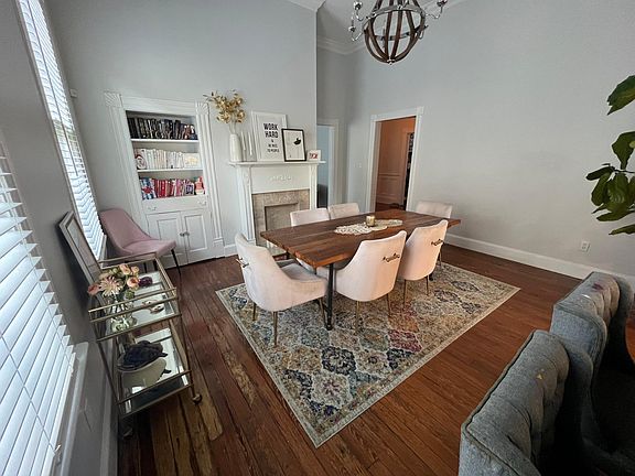 Dining room (2nd view)