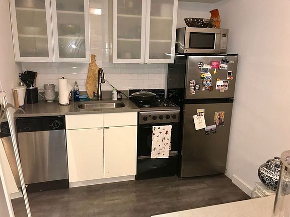 3rd image of 191 Grand St APT 26