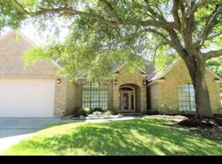 425 Huckleberry Dr, Lake Jackson, TX 77566