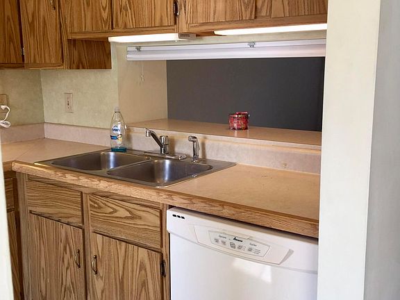 4th image of 493 Foxtrail Cir W
