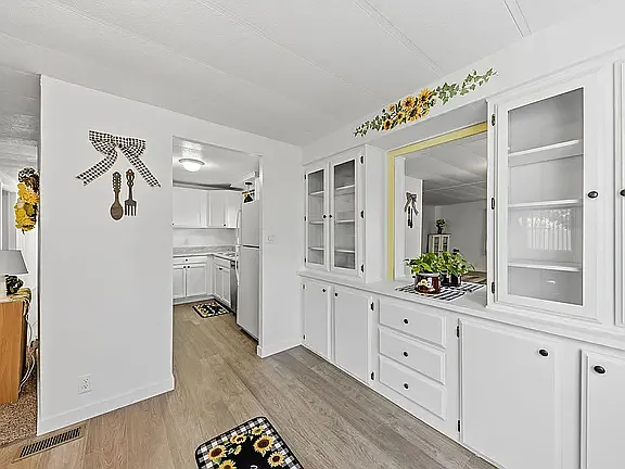 Dine with new flooring. Lots of storage.
Bright and Sunny for relaxing while enjoy your morning Breakfast or coffee.