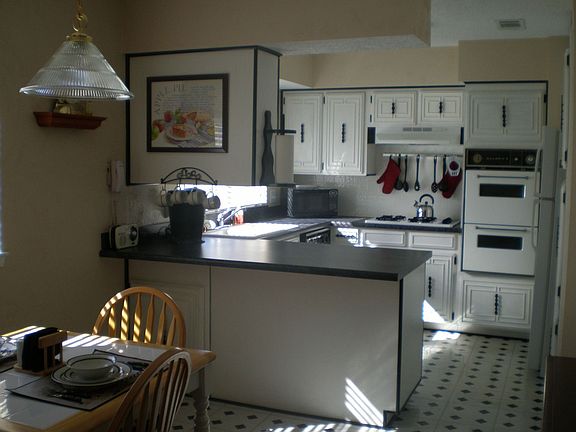 Great Kitchen w/breakfast area