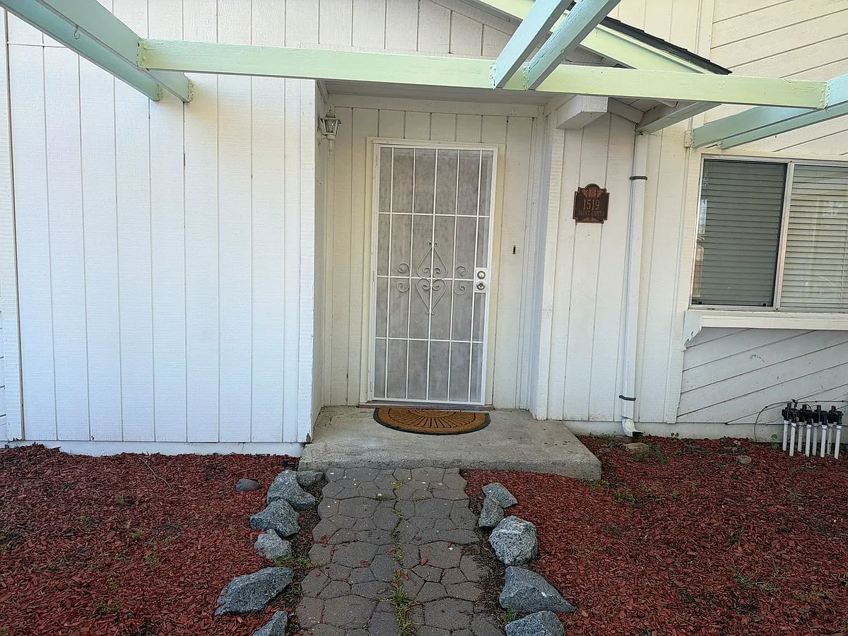 Building Photo - 1519 Saint James Dr