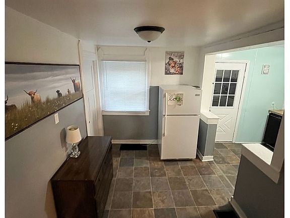 4th image of 185 Maple St
