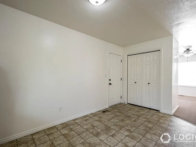 934 E 500 N — Photo 12