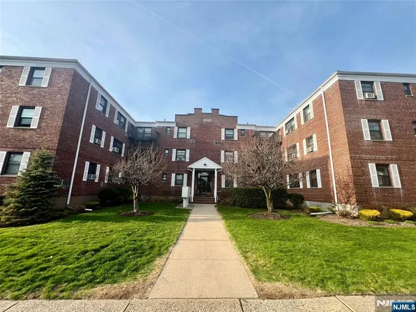 241 E Main St APT 3A, Bergenfield, NJ 07621