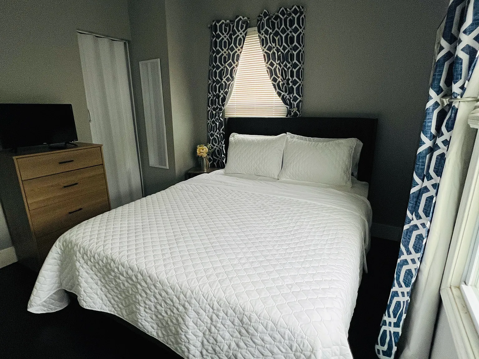 1211/ 1213 Jordan Ave — Photo 3
