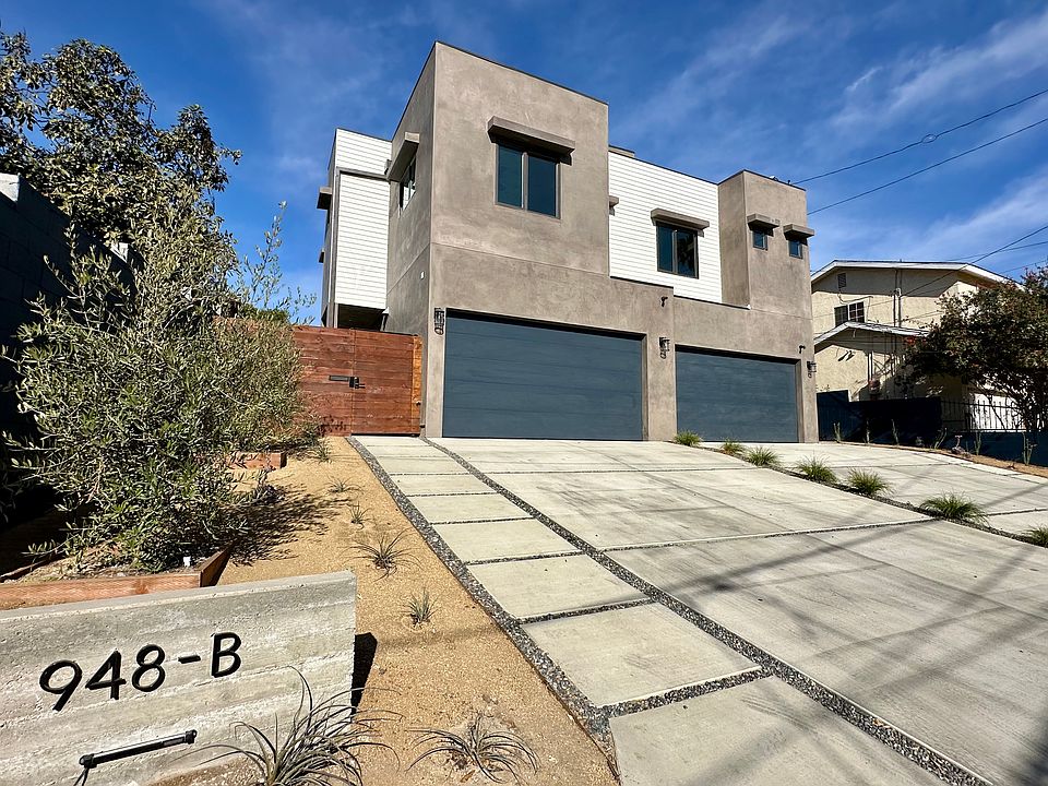Front Entrance, 2 Car Garage + 2 Car Parking on Driveway