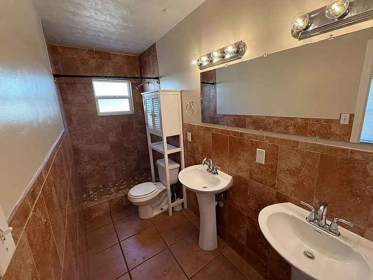 914 Homewood Dr — Photo 6