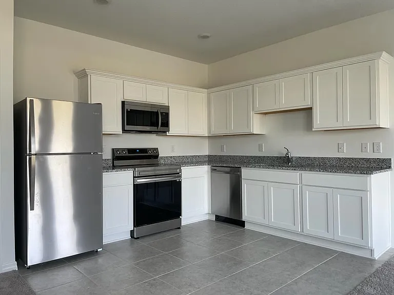 1004 Appleton St — Photo 8