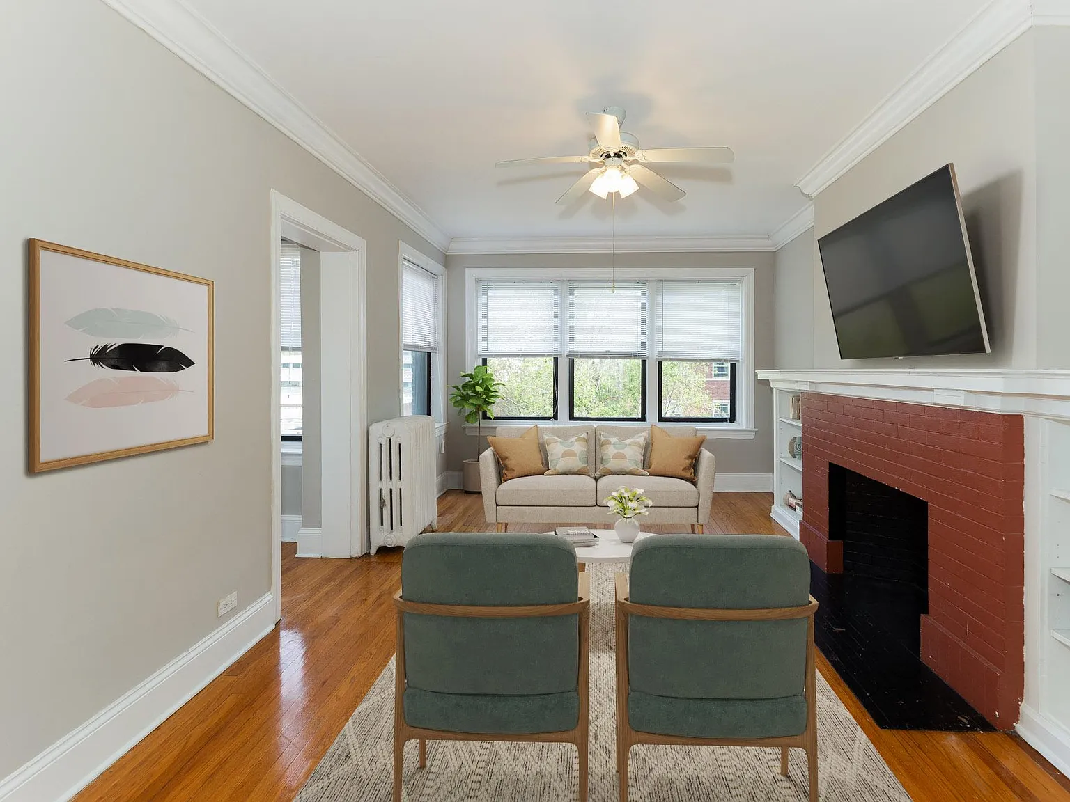 618 Hinman — Photo 2