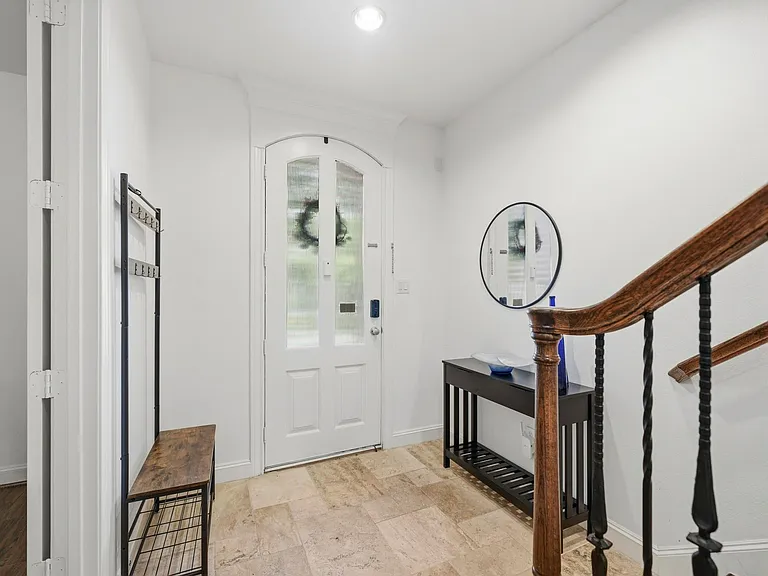 9435 London Bridge Sta — Photo 3