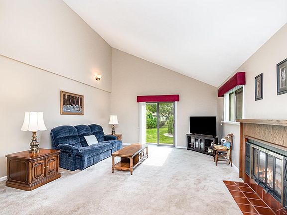 3rd image of 844 Fairlane Ct