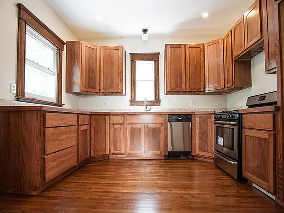 2nd image of 810 E 41st St