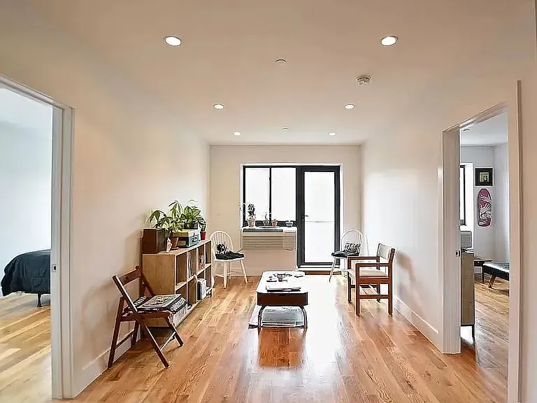 220 Vernon Ave #4B — Photo 2