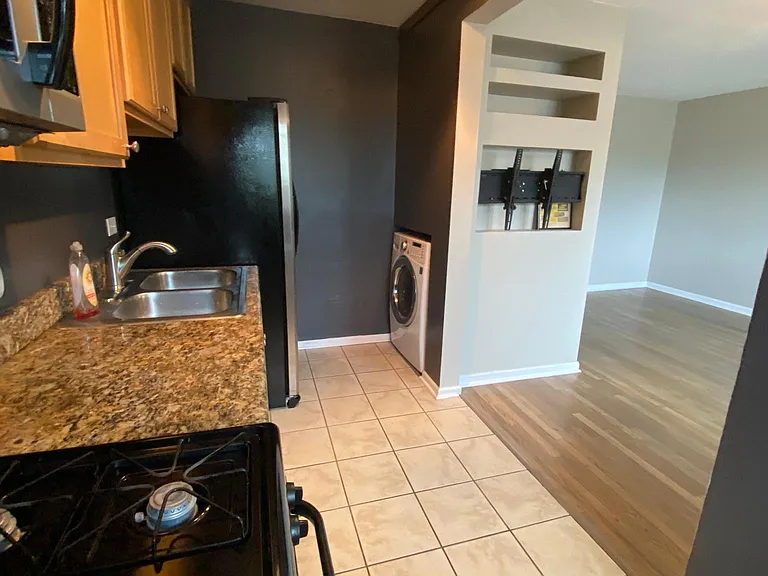 2100 N Franklin St #22 — Photo 3