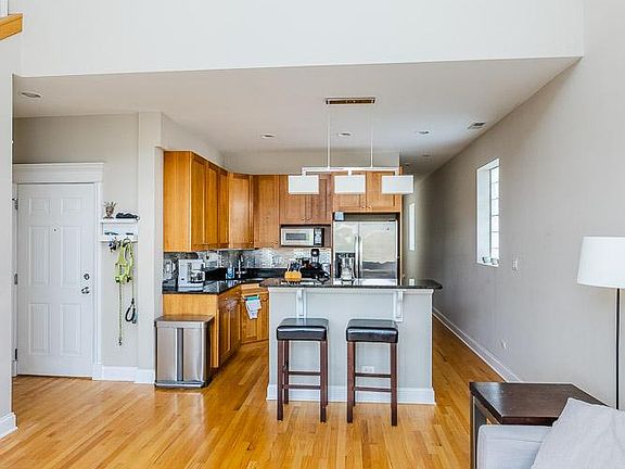 3rd image of 3726 N Southport Ave #3N