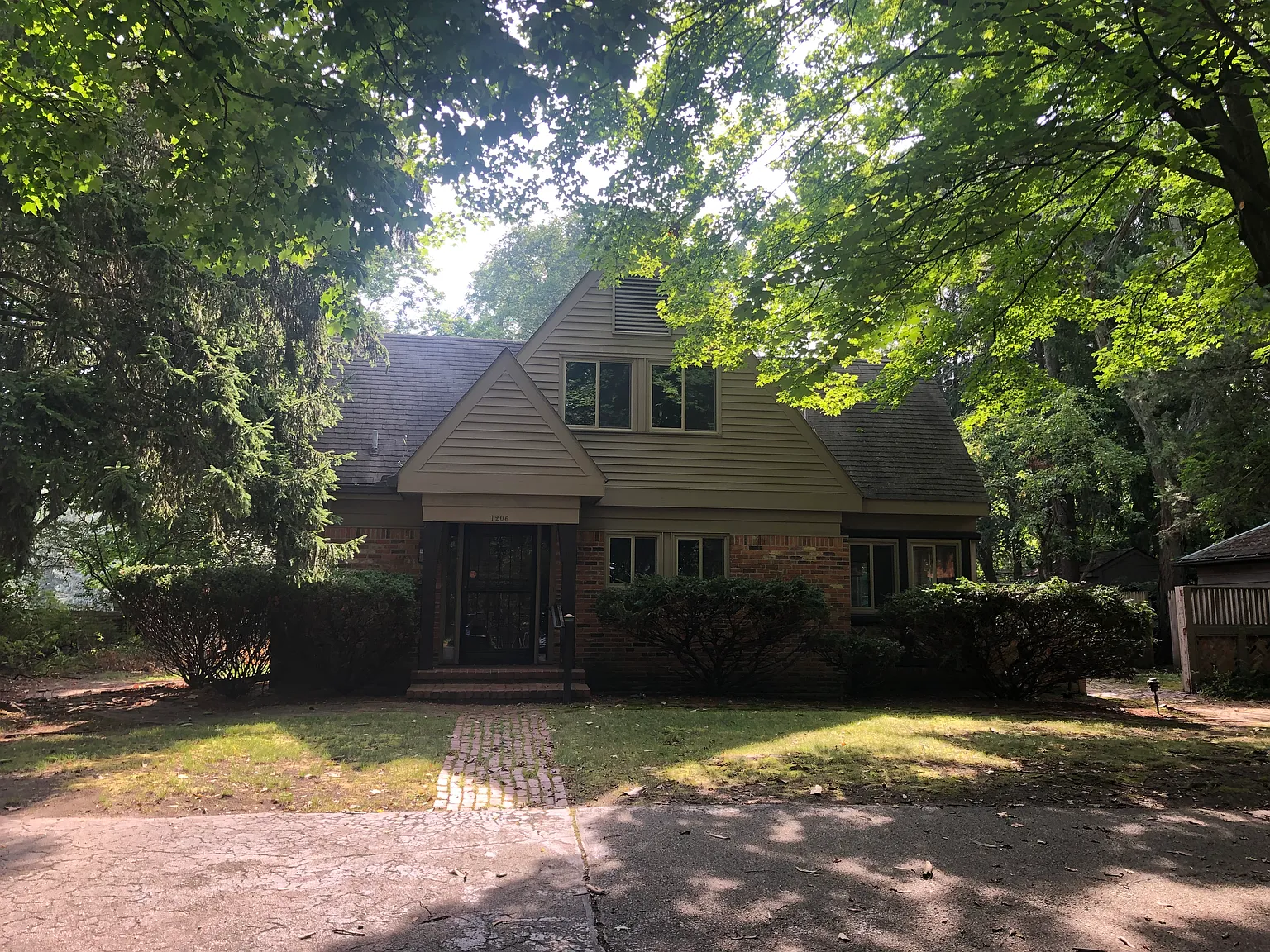 3 bed, 3.5 bath, 3922 sqft, $2,500 — Photo 1