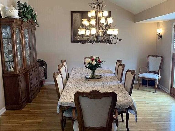 3rd image of 790 Salisbury Park Dr
