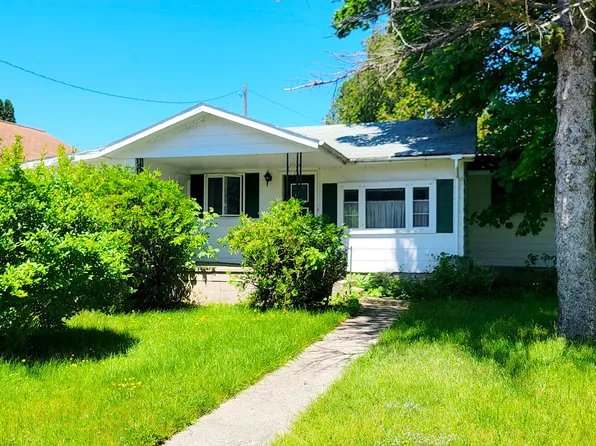 4914 Main St, Onekama, MI 49675