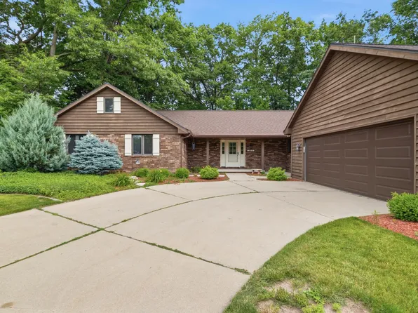 343 E Le Capitaine Cir, Green Bay, WI 54302