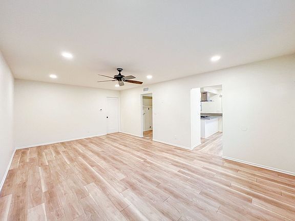 4th image of 2701 N Dell St #2703