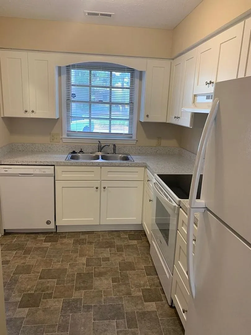 2 bedroom 1.5 bathroom Townhouse located in Carolina Pines — Photo 2