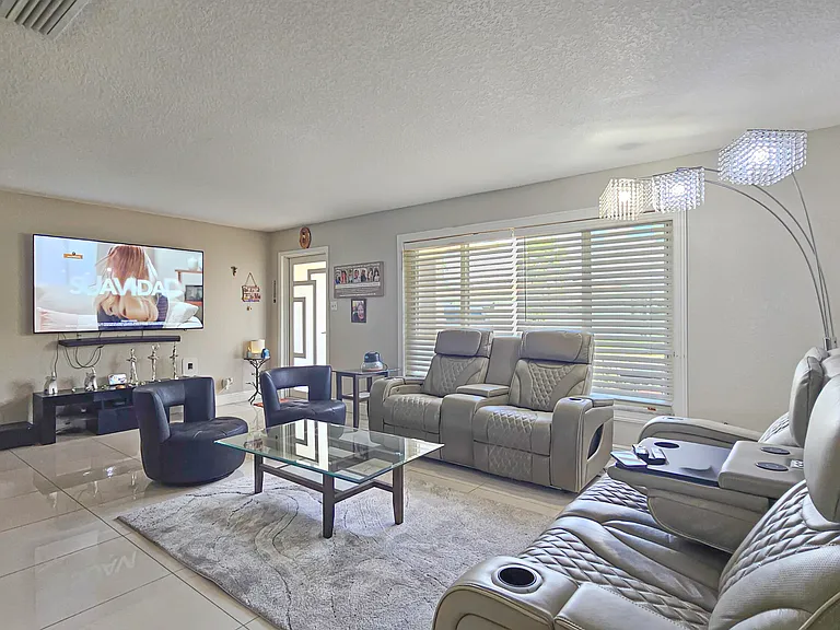 7180 NW 10th Ct — Photo 5