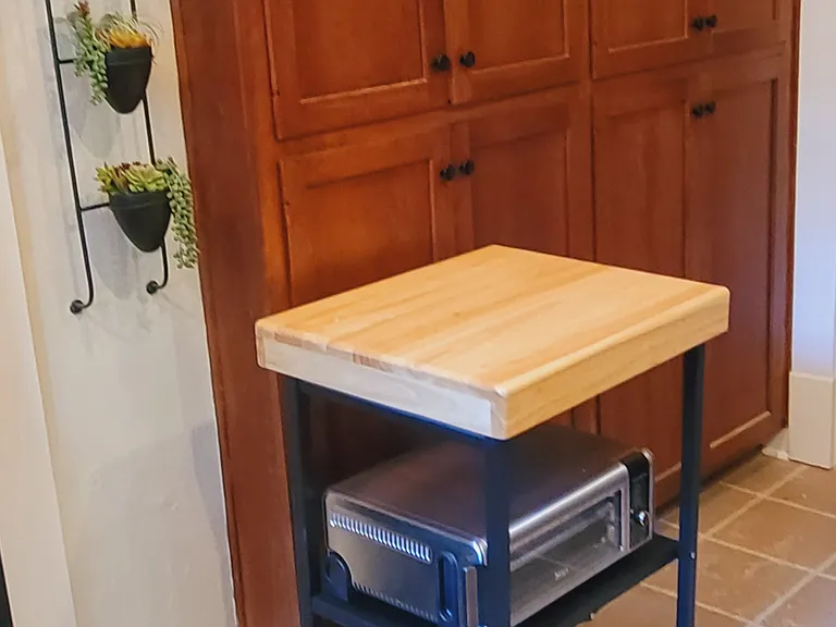 Rolling island in front of 8 cabinets for food storage