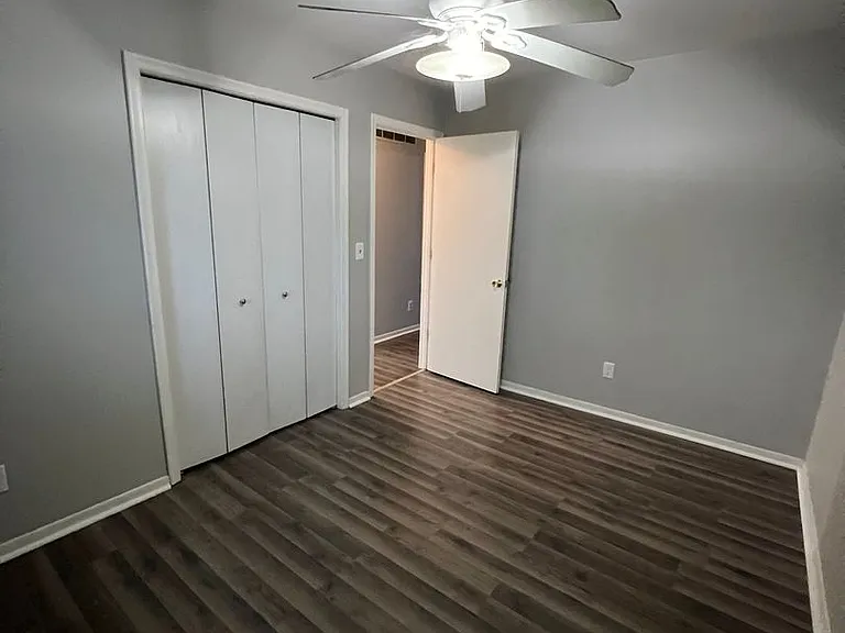 728 Meadowview Ln — Photo 17